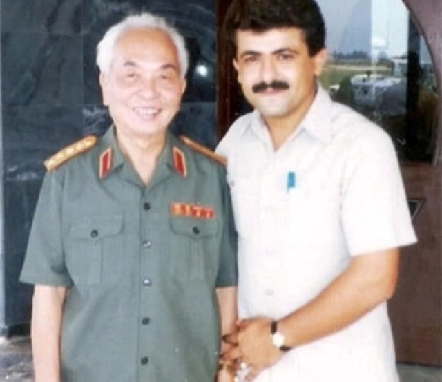 Ông Saadi Salama cùng Đại tướng Võ Nguyên Giáp. (Ảnh: NVCC) Ông Saadi Salama cùng Đại tướng Võ Nguyên Giáp. (Ảnh: NVCC)