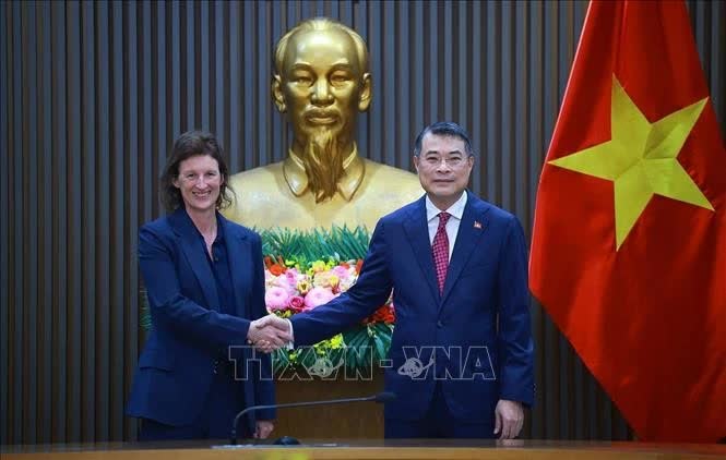 Thủ tướng Lê Minh Hưng tiếp bà Fiona Bassett, Tổng Giám đốc Điều hành FTSE Russell. Ảnh: Dương Giang/TTXVN Thủ tướng Lê Minh Hưng tiếp bà Fiona Bassett, Tổng Giám đốc Điều hành FTSE Russell. Ảnh: Dương Giang/TTXVN