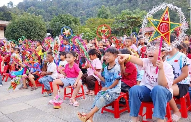 Học sinh vui vẻ tham gia chương trình Trung thu 2026: Chăm lo cho trẻ em có hoàn cảnh khó khăn vùng biên viễn