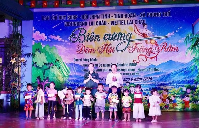 Trao quà cho học sinh tại chương trình. Ảnh: TTXVN phát Trao quà cho học sinh tại chương trình. Ảnh: TTXVN phát