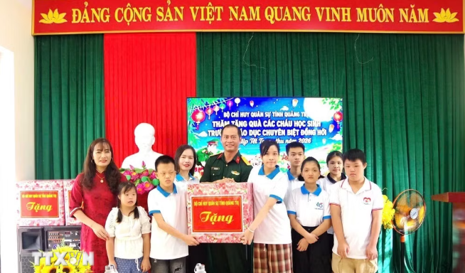 Đại diện Bộ Chỉ huy Quân sự tỉnh Quảng Trị trao tặng những món quà ý nghĩa, góp phần mang đến mùa Trung Thu 2026 ý nghĩa và ấm áp yêu thương. (Ảnh: TTXVN phát) Đại diện Bộ Chỉ huy Quân sự tỉnh Quảng Trị trao tặng những món quà ý nghĩa, góp phần mang đến mùa Trung Thu 2026 ý nghĩa và ấm áp yêu thương. (Ảnh: TTXVN phát)