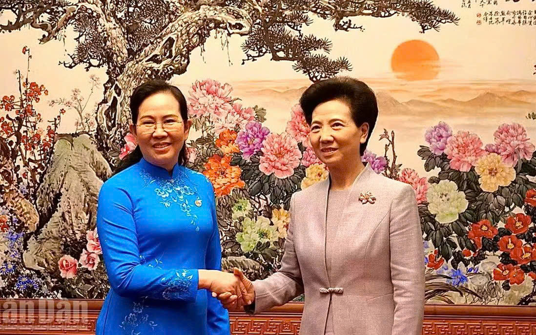 Đồng chí Lê Thị Thủy (trái), Chủ tịch Hội Liên hiệp Phụ nữ Việt Nam chào xã giao đồng chí Thầm Di Cầm, Chủ tịch Hội Liên hiệp Phụ nữ Toàn quốc Trung Hoa. (Ảnh: Quang Hưng/TTXVN)