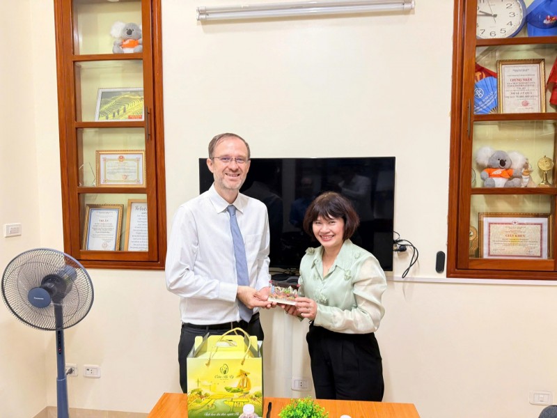 លោកស្រី Huynh Thi Thanh An អនុប្រធានសហភាពបណ្តាអង្គការមិត្តភាពទីក្រុង Da Nang ថតរូបអនុស្សាវរីយ៍រួមជាមួយតំណាងអង្គការ SPIR។ លោកស្រី Huynh Thi Thanh An អនុប្រធានសហភាពបណ្តាអង្គការមិត្តភាពទីក្រុង Da Nang ថតរូបអនុស្សាវរីយ៍រួមជាមួយតំណាងអង្គការ SPIR។
