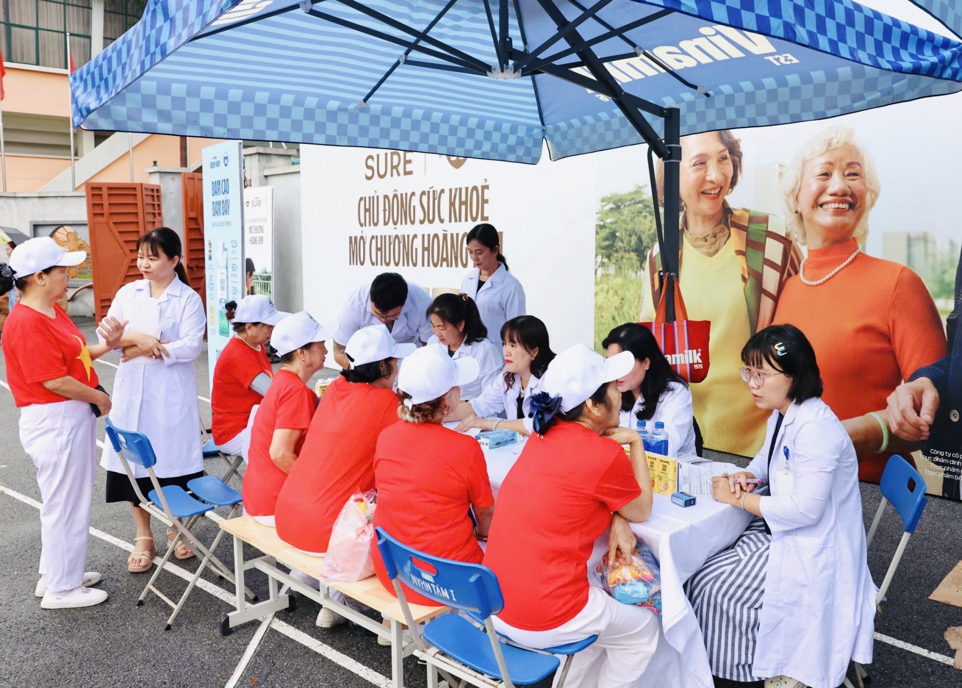Ảnh 3A hoặc 3B: Người cao tuổi được thăm khám, tư vấn sức khỏe và dinh dưỡng tại chương trình. Ảnh: Vi Nam Ảnh 3A hoặc 3B: Người cao tuổi được thăm khám, tư vấn sức khỏe và dinh dưỡng tại chương trình. Ảnh: Vi Nam