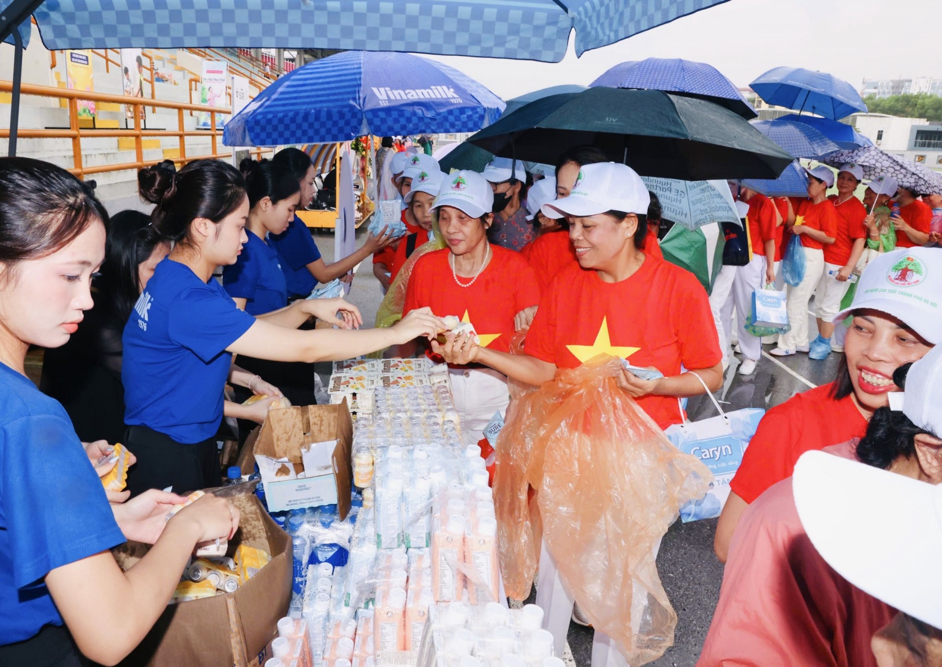 Ảnh 4A hoặc 4B hoặc 4C hoặc 4D: Người cao tuổi trải nghiệm các sản phẩm dinh dưỡng Vinamilk Sure tại sự kiện. Ảnh: Vi Nam Ảnh 4A hoặc 4B hoặc 4C hoặc 4D: Người cao tuổi trải nghiệm các sản phẩm dinh dưỡng Vinamilk Sure tại sự kiện. Ảnh: Vi Nam