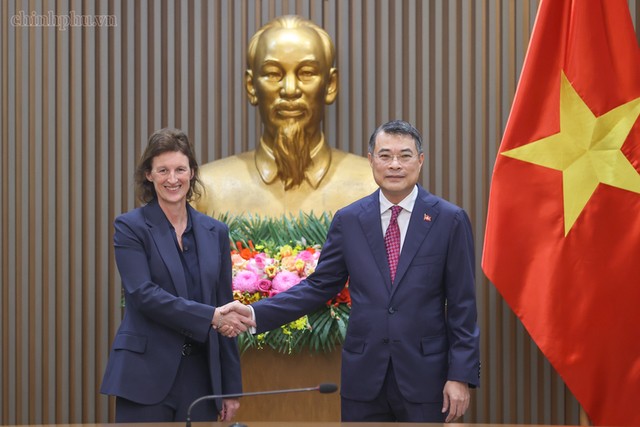 Prime Minister Le Minh Hung (R) and FTSE Russell CEO Fiona Bassett at the Government Office in Ha Noi, September 17, 2026. Photo: VGP