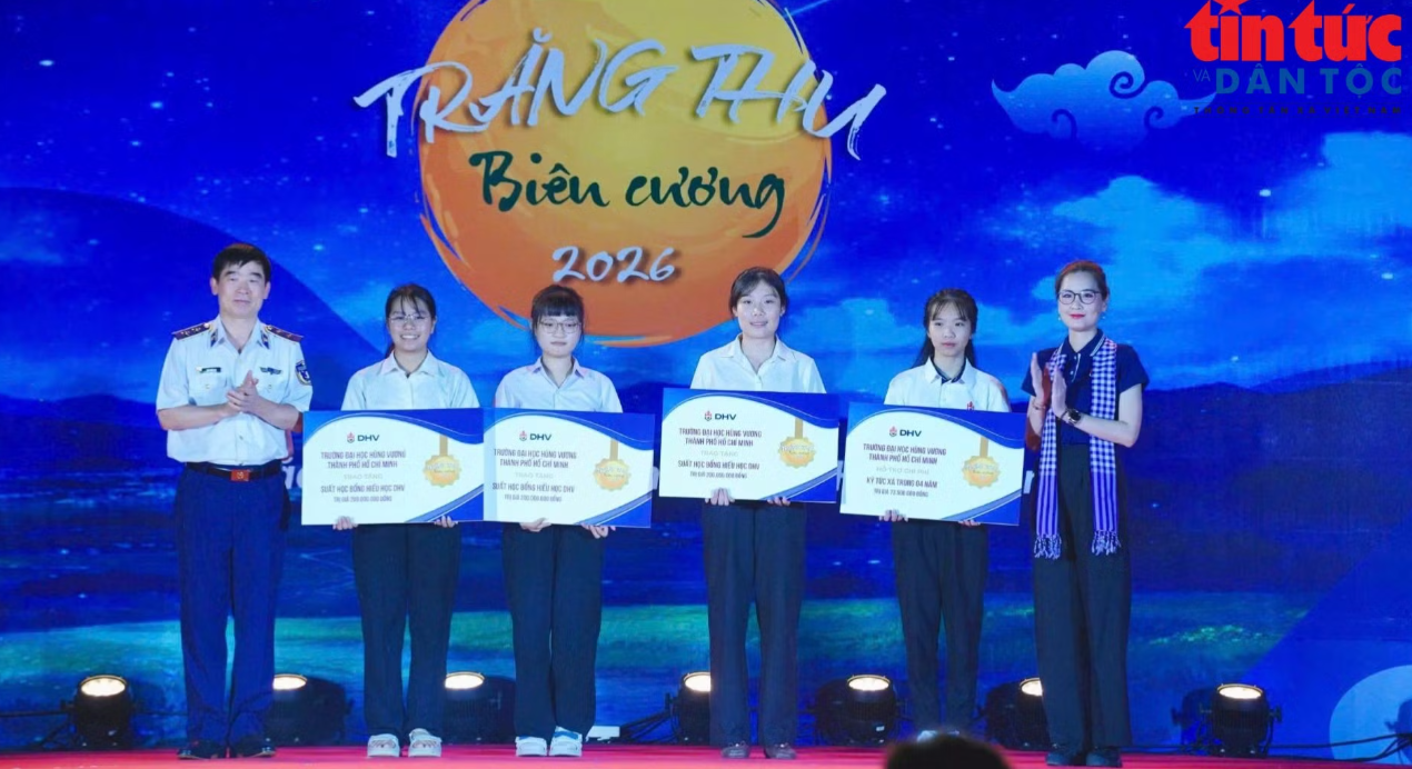 Trung tướng Bùi Quốc Oai - Chính ủy Cảnh sát biển Việt Nam và đại diện Trường Đại học Hùng Vương trao học bổng hiếu học cho các em học sinh vượt khó học giỏi tại Đặc khu Côn Đảo. Ảnh: Liên Nhi