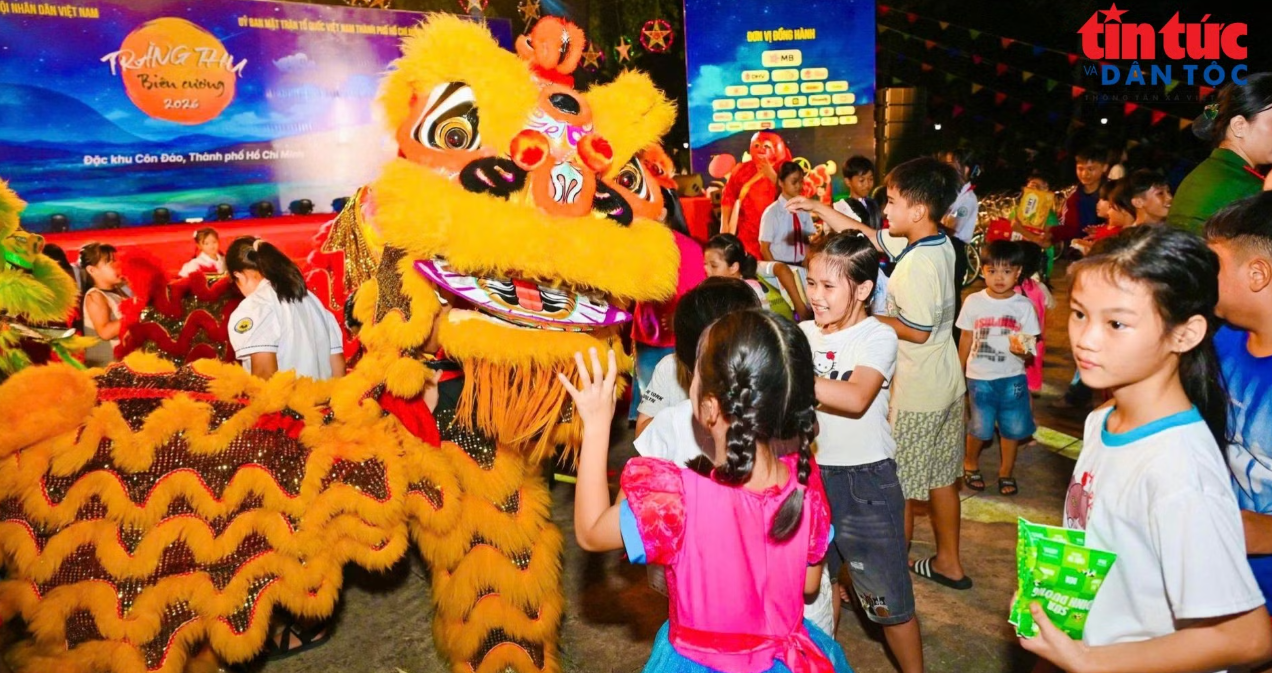 Trăng thu gắn kết quân dân nơi biển đảo