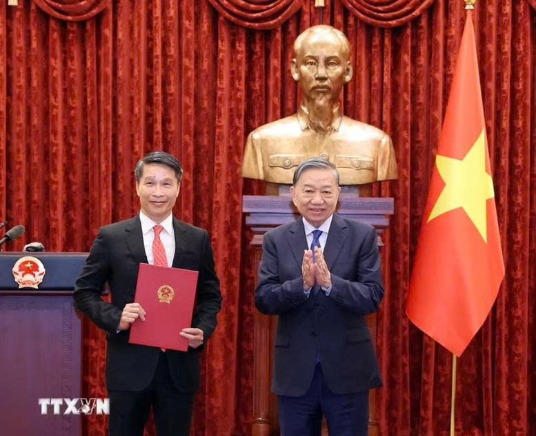 Tổng Bí thư, Chủ tịch nước Tô Lâm trao Quyết định bổ nhiệm Đại sứ đặc mệnh toàn quyền Việt Nam tại Cộng hòa Dân chủ Timor-Leste cho ông Phạm Bình Đàm, Vụ trưởng Ban Thư ký Quốc gia APEC 2027, Bộ Ngoại giao - Ảnh: TTXVN Tổng Bí thư, Chủ tịch nước Tô Lâm trao Quyết định bổ nhiệm Đại sứ đặc mệnh toàn quyền Việt Nam tại Cộng hòa Dân chủ Timor-Leste cho ông Phạm Bình Đàm, Vụ trưởng Ban Thư ký Quốc gia APEC 2027, Bộ Ngoại giao - Ảnh: TTXVN