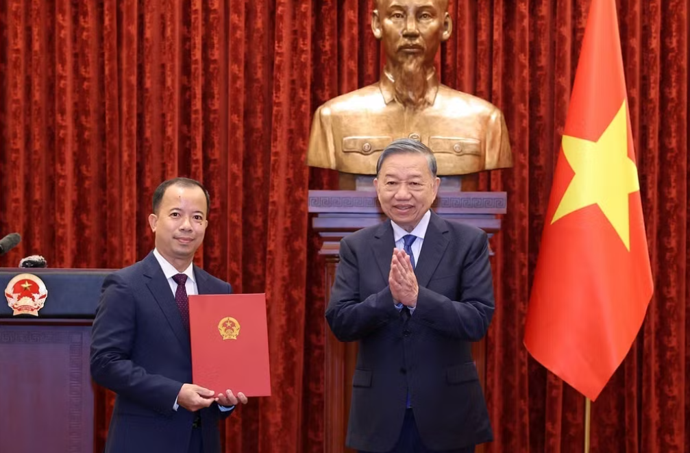 Tổng Bí thư, Chủ tịch nước Tô Lâm trao Quyết định bổ nhiệm Đại sứ đặc mệnh toàn quyền Việt Nam tại Cộng hòa Angola kiêm nhiệm Cộng hòa Congo, Cộng hòa Zambia, Cộng hòa Dân chủ Congo, Cộng hòa Guinea Xích đạo, Cộng hòa Dân chủ Sao Tome và Principe, Cộng hòa Cabo Verde cho ông Nguyễn Văn Hiệu, Phó Vụ trưởng, Vụ Trung Đông-Châu Phi, Bộ Ngoại giao - Ảnh: TTXVN Tổng Bí thư, Chủ tịch nước Tô Lâm trao Quyết định bổ nhiệm Đại sứ đặc mệnh toàn quyền Việt Nam tại Cộng hòa Angola kiêm nhiệm Cộng hòa Congo, Cộng hòa Zambia, Cộng hòa Dân chủ Congo, Cộng hòa Guinea Xích đạo, Cộng hòa Dân chủ Sao Tome và Principe, Cộng hòa Cabo Verde cho ông Nguyễn Văn Hiệu, Phó Vụ trưởng, Vụ Trung Đông-Châu Phi, Bộ Ngoại giao - Ảnh: TTXVN