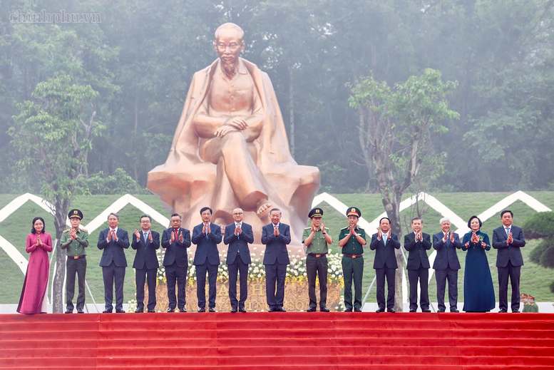Tổng Bí thư, Chủ tịch nước Tô Lâm và các đại biểu tại Tượng đài Phát biểu của Tổng Bí thư, Chủ tịch nước Tô Lâm tại Lễ kỷ niệm 72 năm Ngày Bác Hồ về thăm Đền Hùng
