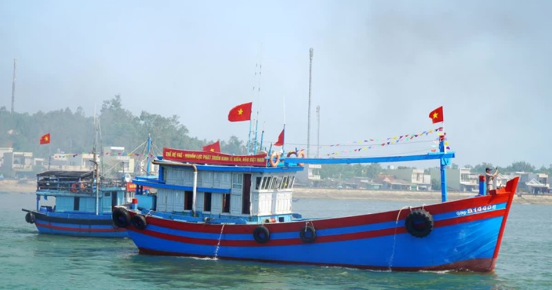 បណ្តាទូកនេសាទបានព្រមព្រៀងគ្នាបើកច្រៀកទឹករលកចេញទៅកាន់លំហសមុទ្រ។ បណ្តាទូកនេសាទបានព្រមព្រៀងគ្នាបើកច្រៀកទឹករលកចេញទៅកាន់លំហសមុទ្រ។