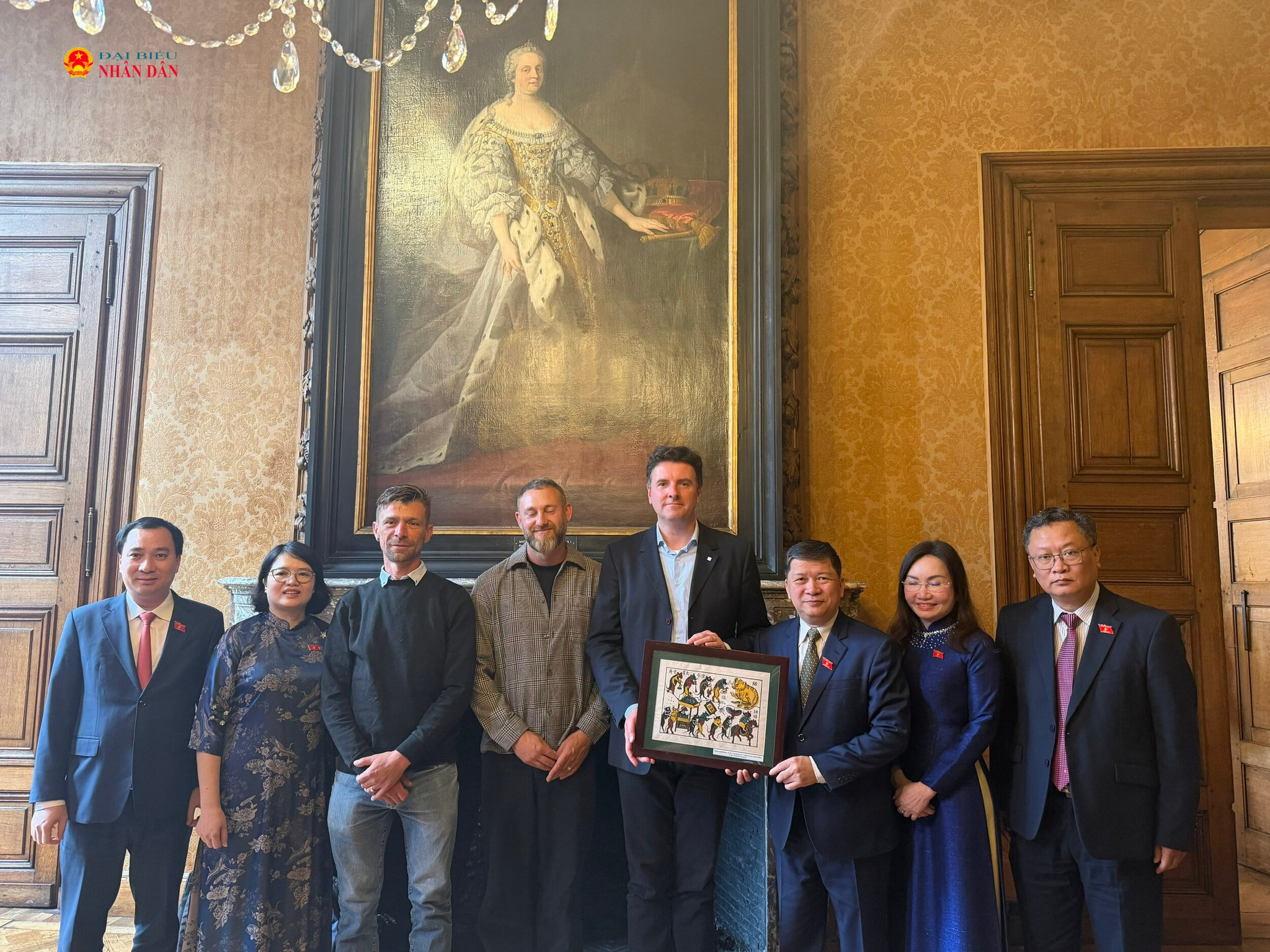 Đoàn công tác tặng quà lưu niệm Cơ quan Quản lý di sản của thành phố Bruges và các thành phố lân cận Đoàn công tác tặng quà lưu niệm Cơ quan Quản lý di sản của thành phố Bruges và các thành phố lân cận