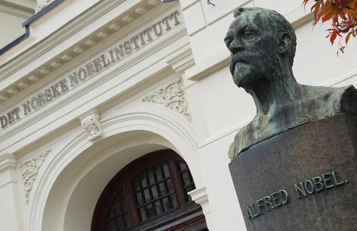 Tượng bán thân của ông Alfred Nobel bên ngoài Viện Nobel Na Uy - Ảnh: REUTERS Tượng bán thân của ông Alfred Nobel bên ngoài Viện Nobel Na Uy - Ảnh: REUTERS