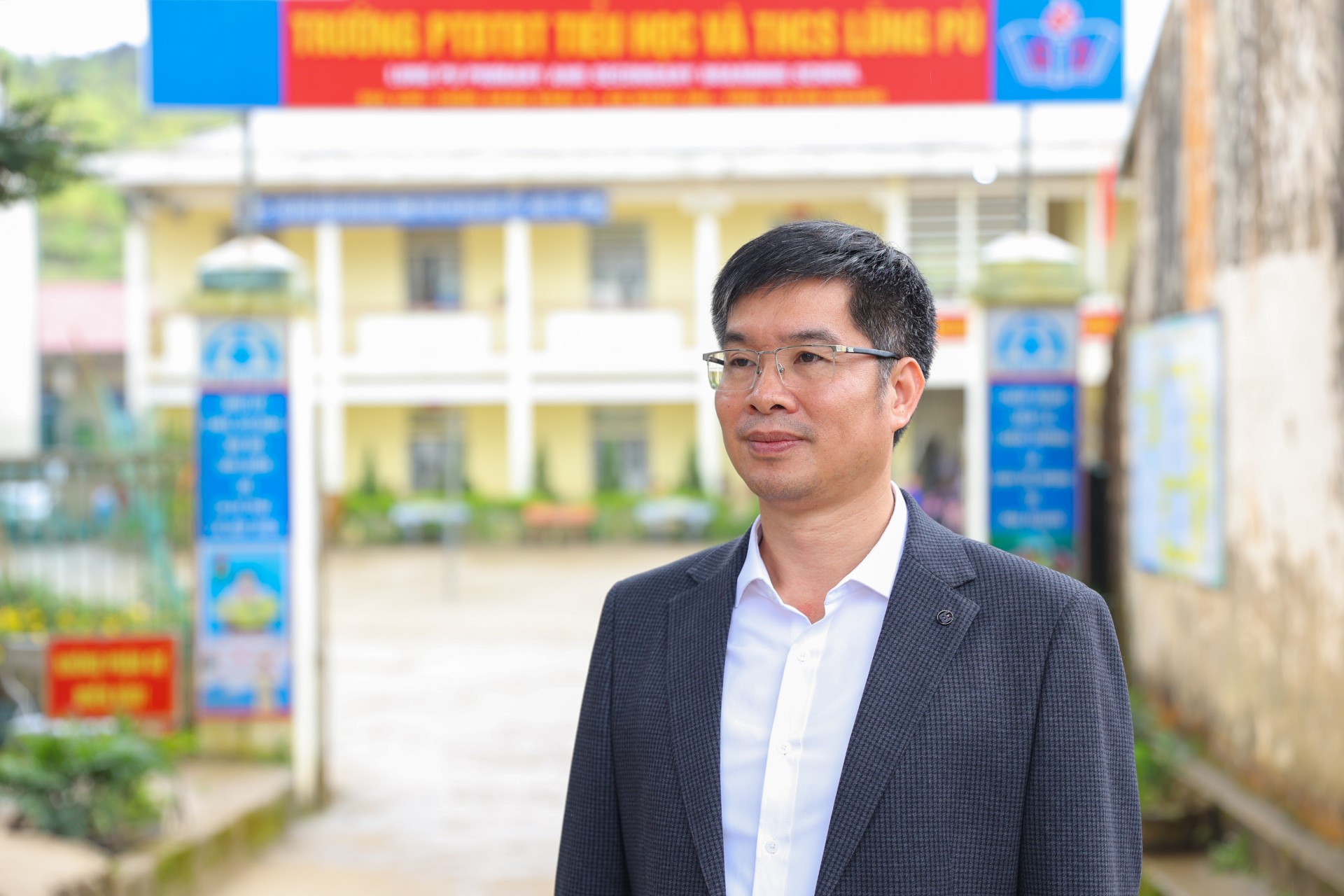 Pham Van Tuan, Principal of Lung Pu Semi-boarding Primary and Lower Secondary School. (Photo: Dinh Hoa) Pham Van Tuan, Principal of Lung Pu Semi-boarding Primary and Lower Secondary School. (Photo: Dinh Hoa)