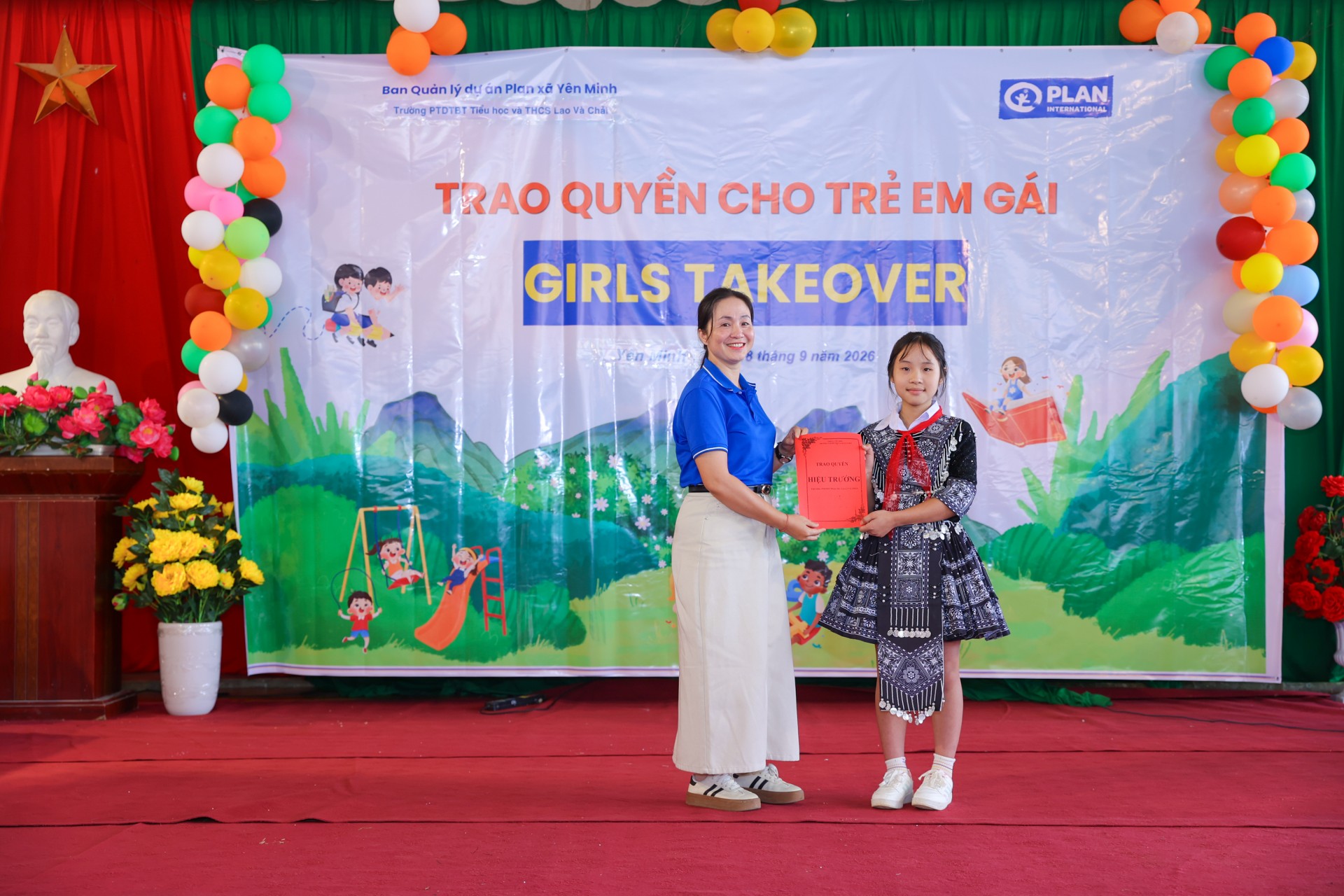 Nguyen Thi Phuong Lien, Principal of Lao Va Chai Semi-boarding Primary and Lower Secondary School, conducts the ceremony handing over the principal role to Va Thi Kim Phuong. (Photo: Dinh Hoa)