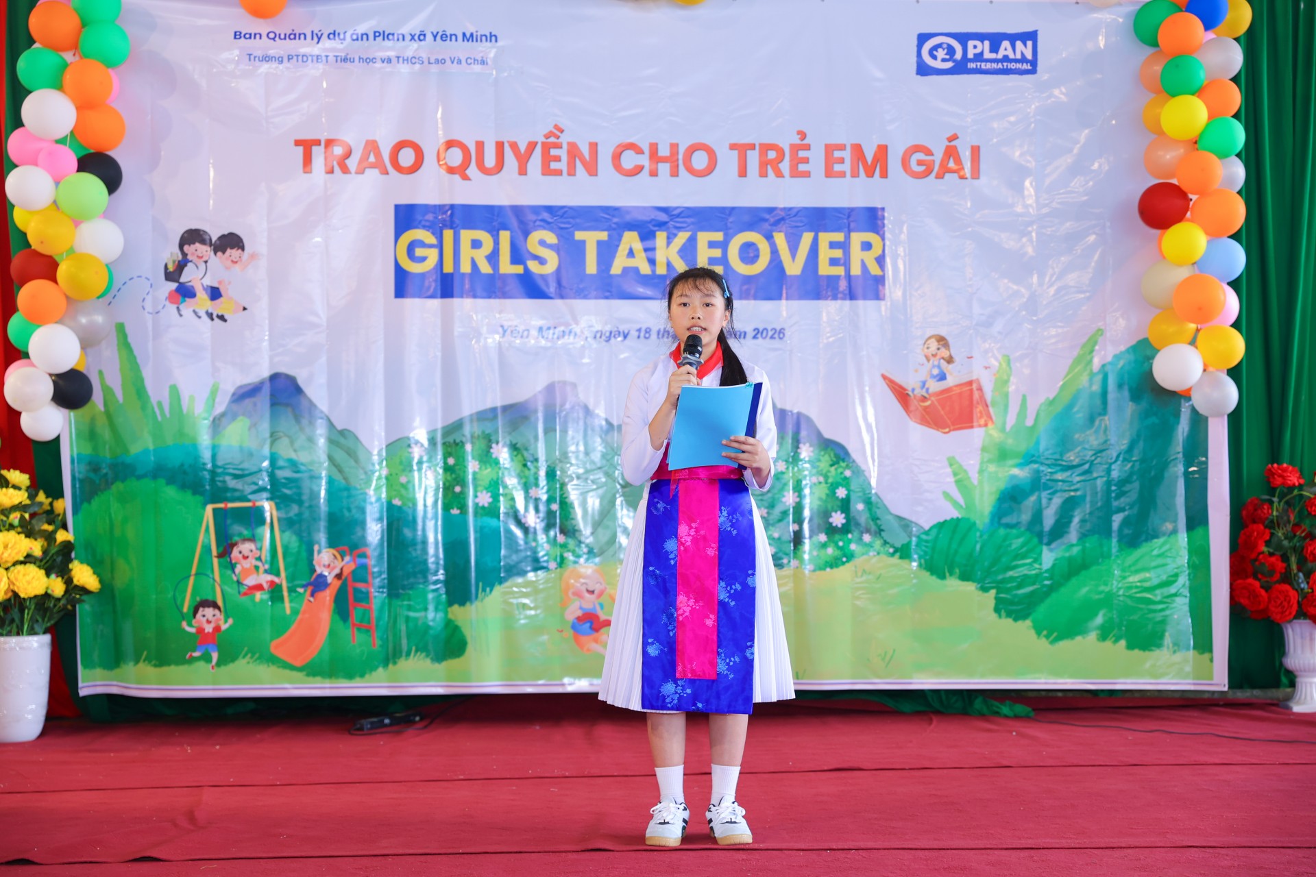 H.T.K. Tuyen confidently shares her views after being given the role of Head of Chi Sang village. (Photo: Dinh Hoa)