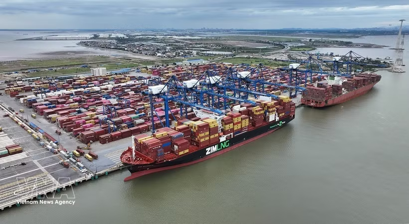 Containers are handled at Lach Huyen Port in Hai Phong city. (Photo: VNA) Containers are handled at Lach Huyen Port in Hai Phong city. (Photo: VNA)