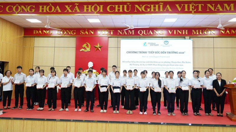 ទីក្រុង Hue ប្រគល់អាហារូបករណ៍ "ទ្រទ្រង់ការទៅសាលារៀន" ចំនួន ២០០ កន្លែង ជូនដល់សិស្សានុសិស្សក្រីក្រ