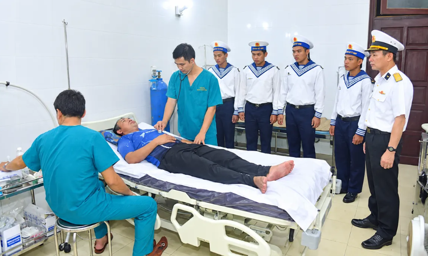 ក្រុមគ្រូពេទ្យបានពិនិត្យ និងព្យាបាលជូនអ្នកនេសាទ។ ក្រុមគ្រូពេទ្យបានពិនិត្យ និងព្យាបាលជូនអ្នកនេសាទ។