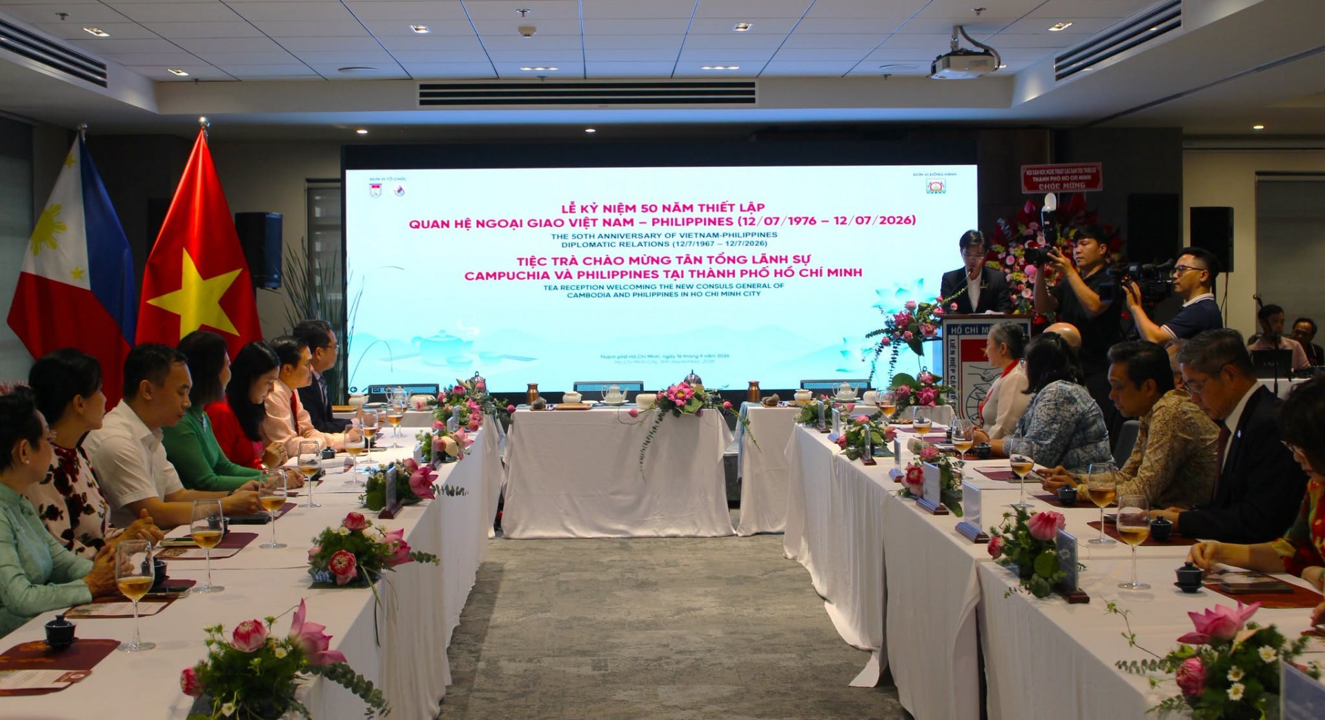 Ceremony marking the 50th anniversary of the establishment of diplomatic relations between Viet Nam and the Philippines. (Photo: Ho Chi Minh City Union of Friendship Organizations) Ceremony marking the 50th anniversary of the establishment of diplomatic relations between Viet Nam and the Philippines. (Photo: Ho Chi Minh City Union of Friendship Organizations)