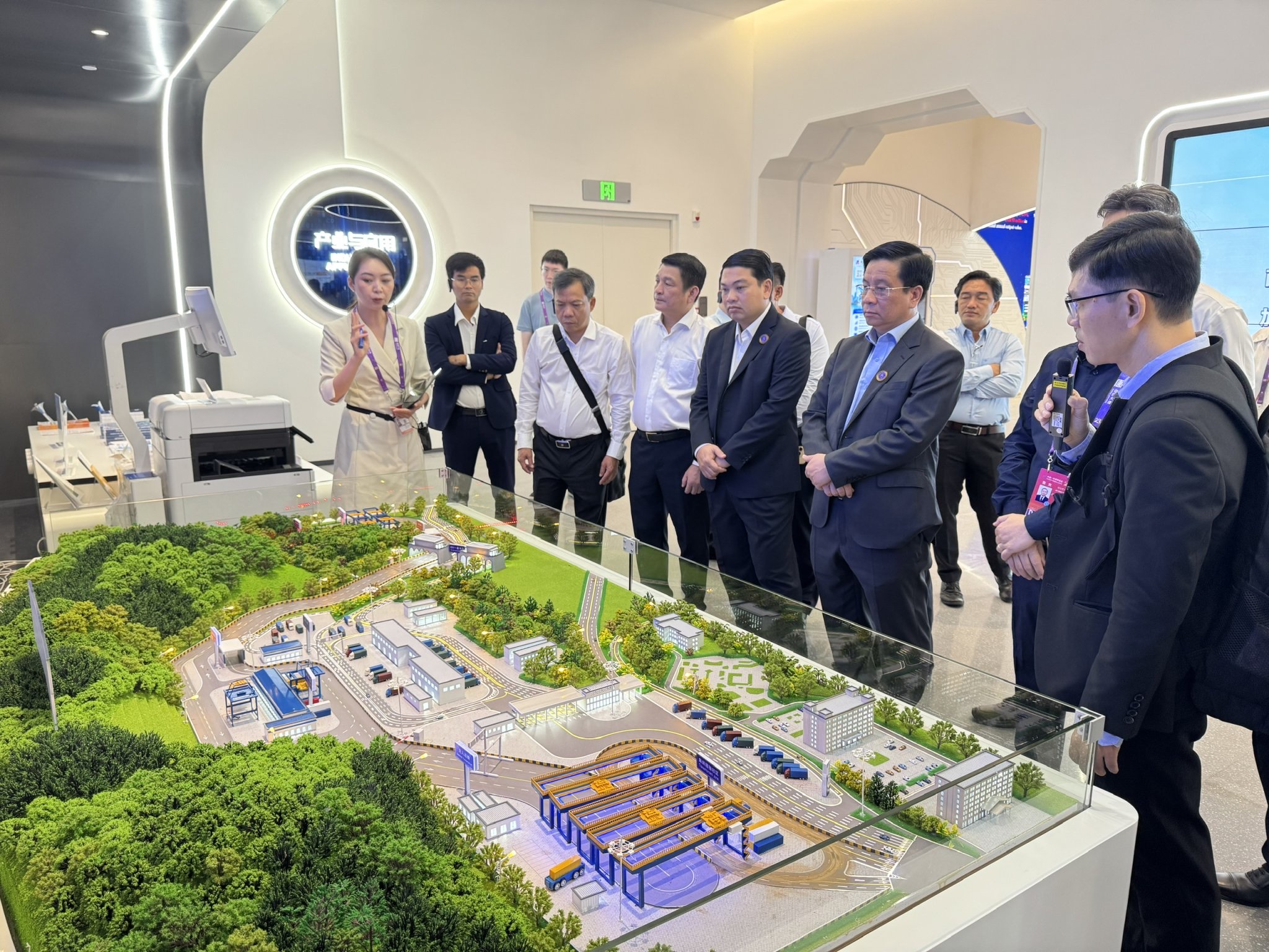 安江省代表团考察中国—东盟人工智能合作成果 安江省代表团考察中国—东盟人工智能合作成果