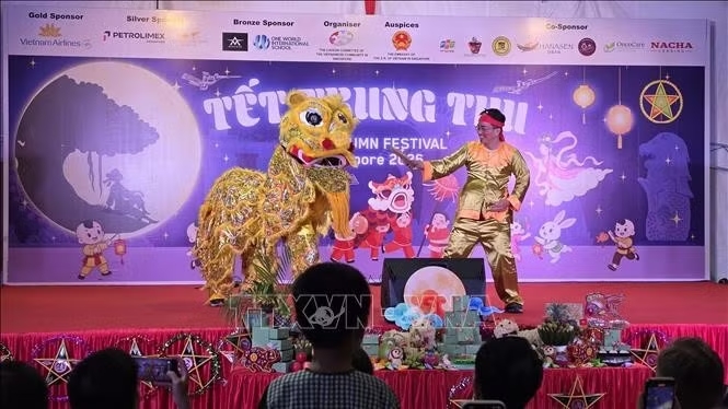 Tiết mục múa lân tại lễ hội. Ảnh: Việt Dũng/TTXVN Tiết mục múa lân tại lễ hội. Ảnh: Việt Dũng/TTXVN