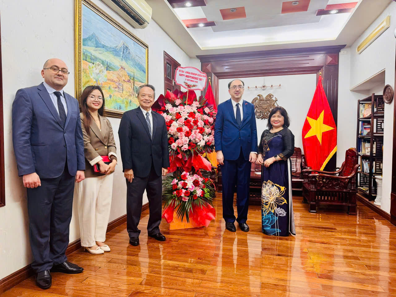 Hội hữu nghị Việt Nam - Armenia chúc mừng Đại sứ quán Armenia tại Việt Nam nhân kỷ niệm 35 năm Ngày Độc lập Cộng hòa Armenia. (Ảnh: Hội hữu nghị Việt Nam - Armenia) Hội hữu nghị Việt Nam - Armenia chúc mừng Đại sứ quán Armenia tại Việt Nam nhân kỷ niệm 35 năm Ngày Độc lập Cộng hòa Armenia. (Ảnh: Hội hữu nghị Việt Nam - Armenia)
