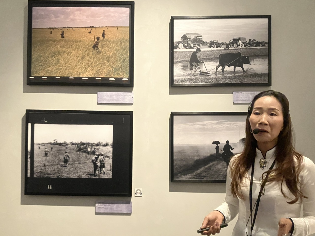 Thuyết minh viên giới thiệu tác phẩm của nhiếp ảnh gia chiến trường Robert Capa, thực hiện tại Thái Bình tháng 5/1954, trong chuyến tác nghiệp cuối cùng trước khi ông tử nạn do giẫm phải mìn. Thuyết minh viên giới thiệu tác phẩm của nhiếp ảnh gia chiến trường Robert Capa, thực hiện tại Thái Bình tháng 5/1954, trong chuyến tác nghiệp cuối cùng trước khi ông tử nạn do giẫm phải mìn.