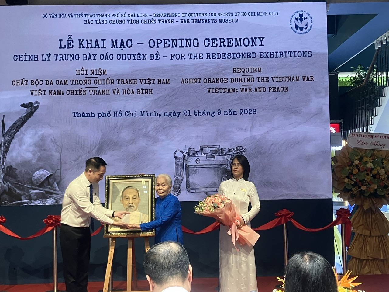 bà Lê Tú Cẩm, cựu tù chính trị Côn Đảo, trao tặng. Đó là bức tranh thêu chân dung Chủ tịch Hồ Chí Minh bà Lê Tú Cẩm, cựu tù chính trị Côn Đảo, trao tặng. Đó là bức tranh thêu chân dung Chủ tịch Hồ Chí Minh