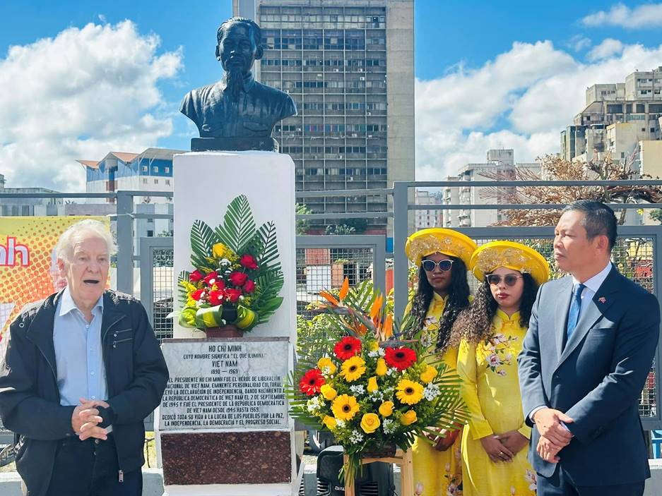 Tiến sĩ Carolus Wimmer (bên trái) phát biểu tại lễ dâng hoa tưởng nhớ Chủ tịch Hồ Chí Minh tại đại lộ Bolívar, thủ đô Caracas (Venezuela) nhân kỷ niệm 35 năm ngày thiết lập quan hệ ngoại giao Việt Nam - Venezuela (18/12/1989-18/12/2024). (Ảnh: Đại sứ quán Việt Nam tại Venezuela) Tiến sĩ Carolus Wimmer (bên trái) phát biểu tại lễ dâng hoa tưởng nhớ Chủ tịch Hồ Chí Minh tại đại lộ Bolívar, thủ đô Caracas (Venezuela) nhân kỷ niệm 35 năm ngày thiết lập quan hệ ngoại giao Việt Nam - Venezuela (18/12/1989-18/12/2024). (Ảnh: Đại sứ quán Việt Nam tại Venezuela)