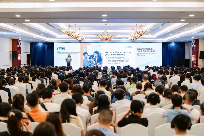 Khi trẻ lớn dần, mục tiêu của cha mẹ cần chuyển từ quản lý thiết bị sang phát triển khả năng tự quản lý sự chú ý, hành vi và những lựa chọn công nghệ của trẻ. Khi trẻ lớn dần, mục tiêu của cha mẹ cần chuyển từ quản lý thiết bị sang phát triển khả năng tự quản lý sự chú ý, hành vi và những lựa chọn công nghệ của trẻ.