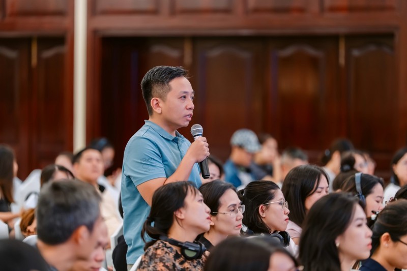 Những câu hỏi của phụ huynh cho thấy các vấn đề về màn hình, mạng xã hội, thuật toán và AI đang ngày càng trở thành một phần quan trọng trong quá trình nuôi dạy trẻ. Những câu hỏi của phụ huynh cho thấy các vấn đề về màn hình, mạng xã hội, thuật toán và AI đang ngày càng trở thành một phần quan trọng trong quá trình nuôi dạy trẻ.