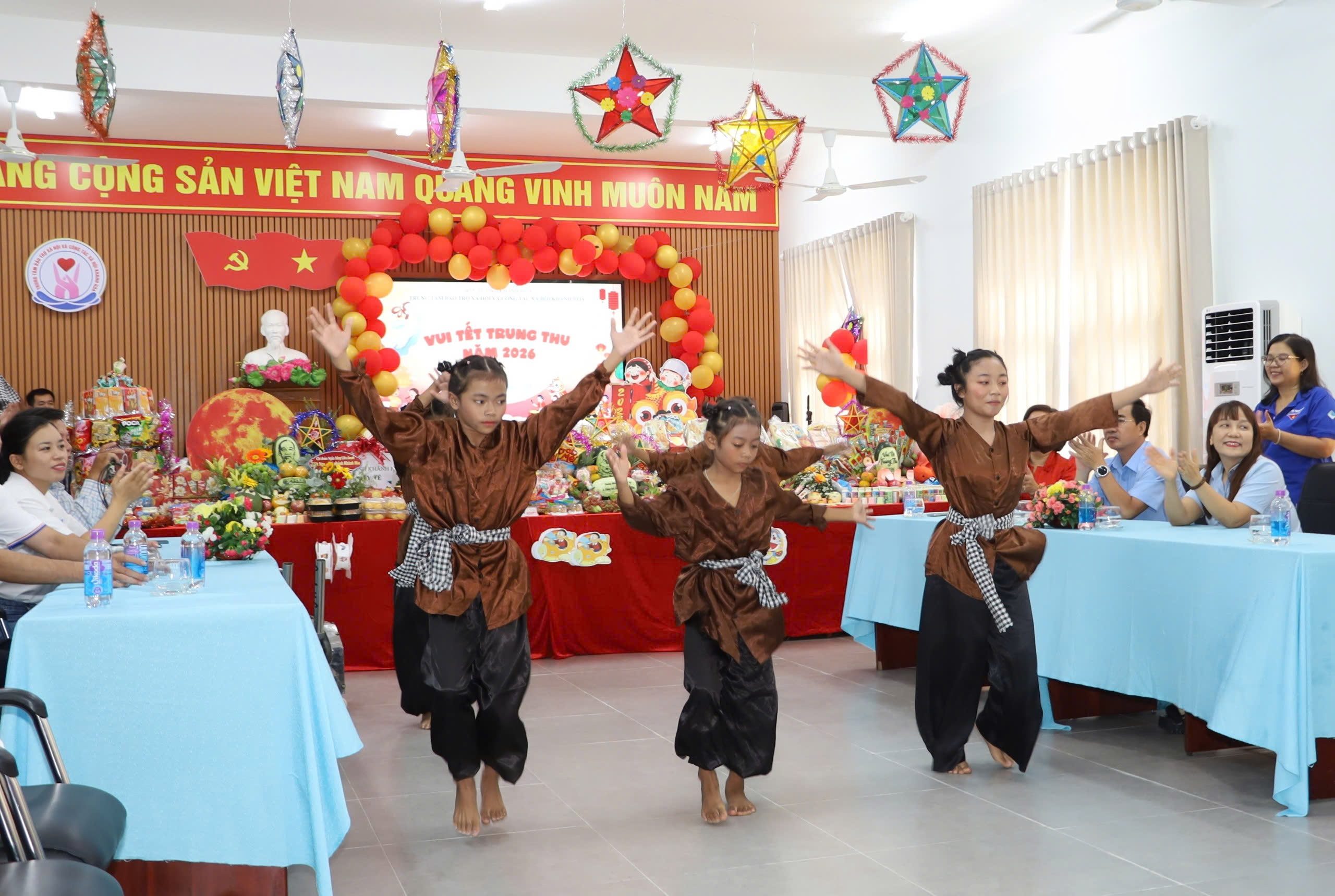 Ấm áp Tết Trung thu cùng trẻ em có hoàn cảnh đặc biệt tại Khánh Hòa