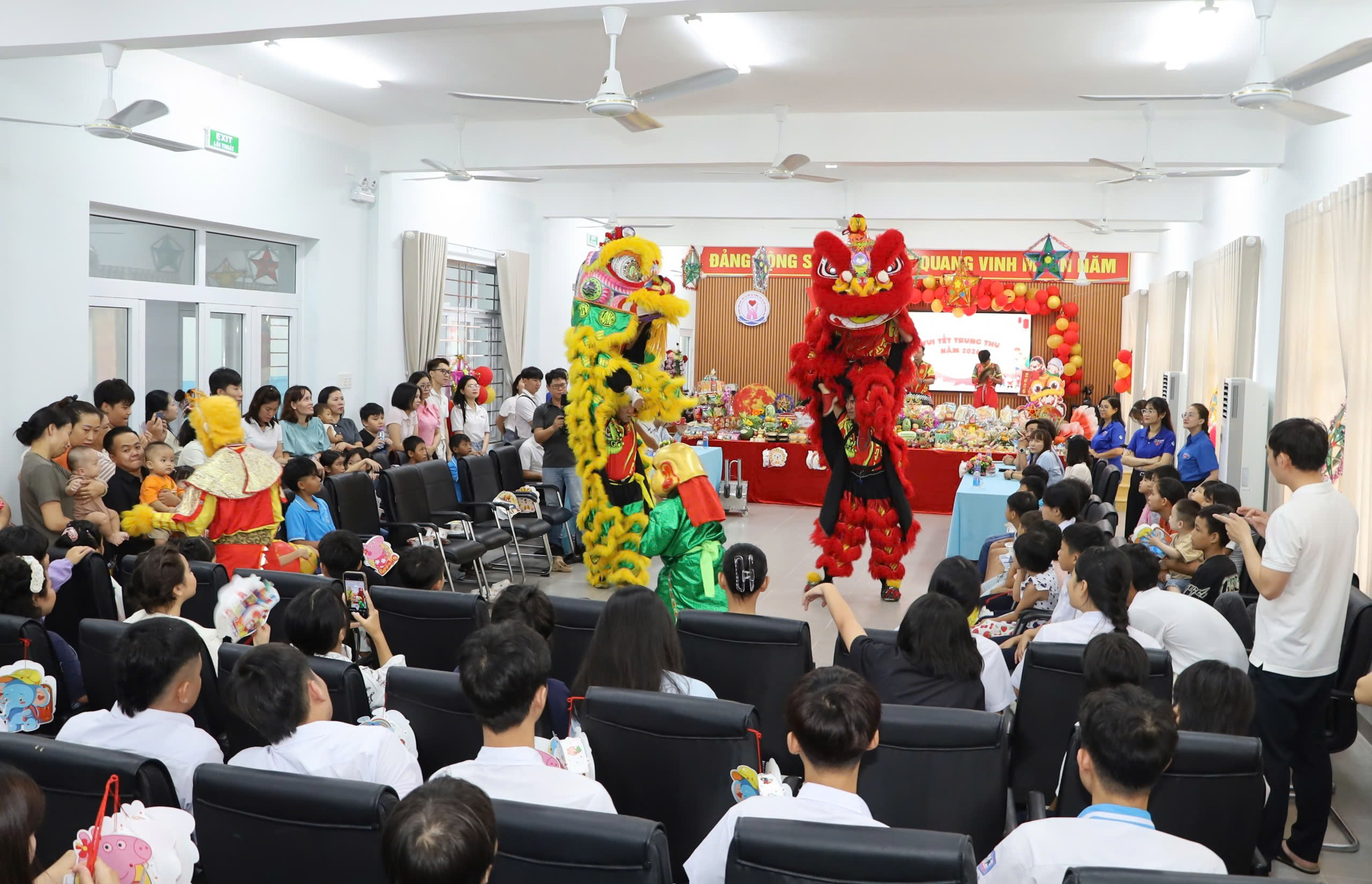 Ấm áp Tết Trung thu cùng trẻ em có hoàn cảnh đặc biệt tại Khánh Hòa
