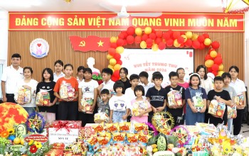 Ấm áp Tết Trung thu cùng trẻ em có hoàn cảnh đặc biệt tại Khánh Hòa