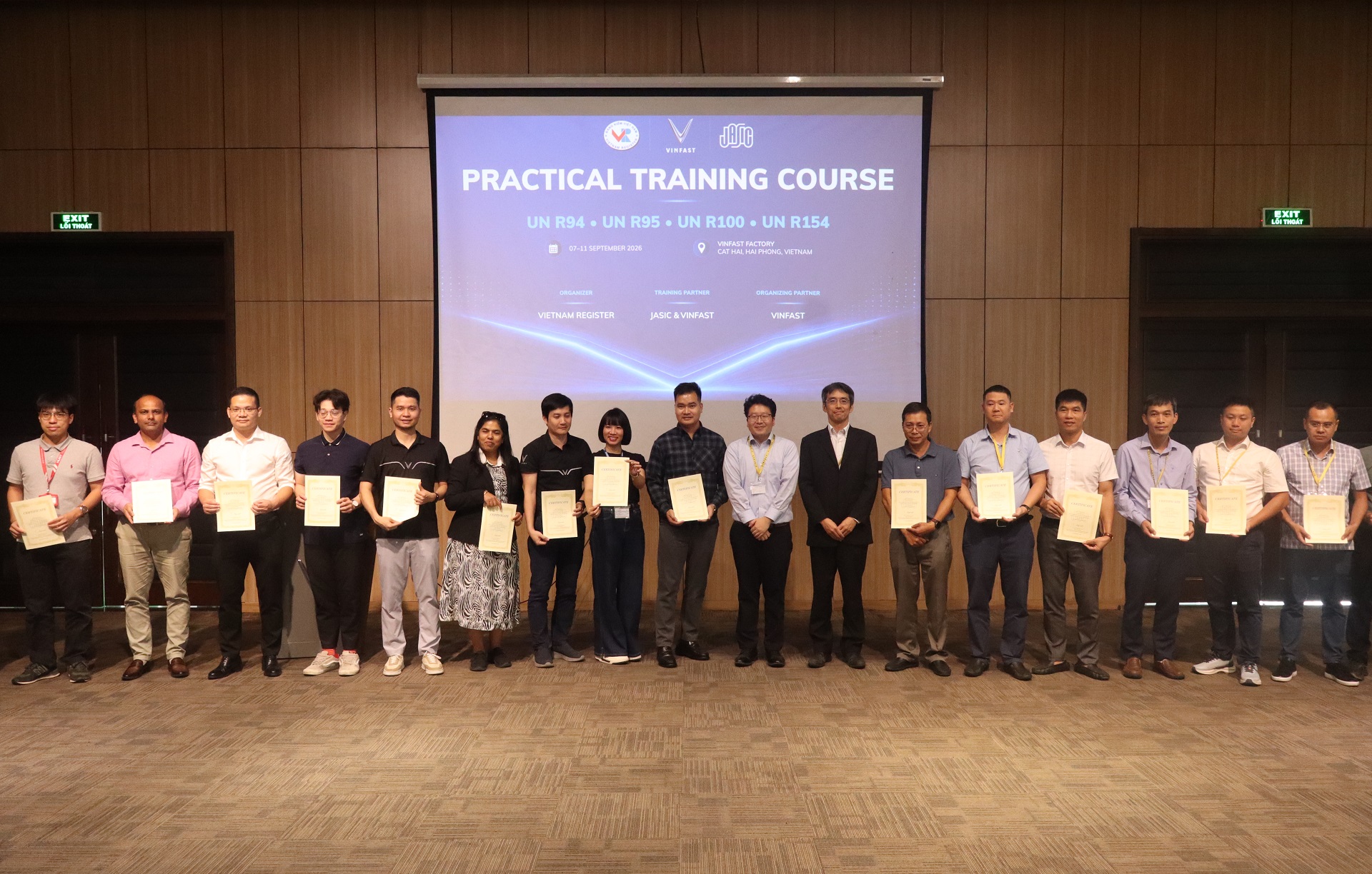 Các học viên nhận chứng nhận sau khi hoàn thành khóa đào tạo về các quy định ô tô từ JASIC. Các học viên nhận chứng nhận sau khi hoàn thành khóa đào tạo về các quy định ô tô từ JASIC.
