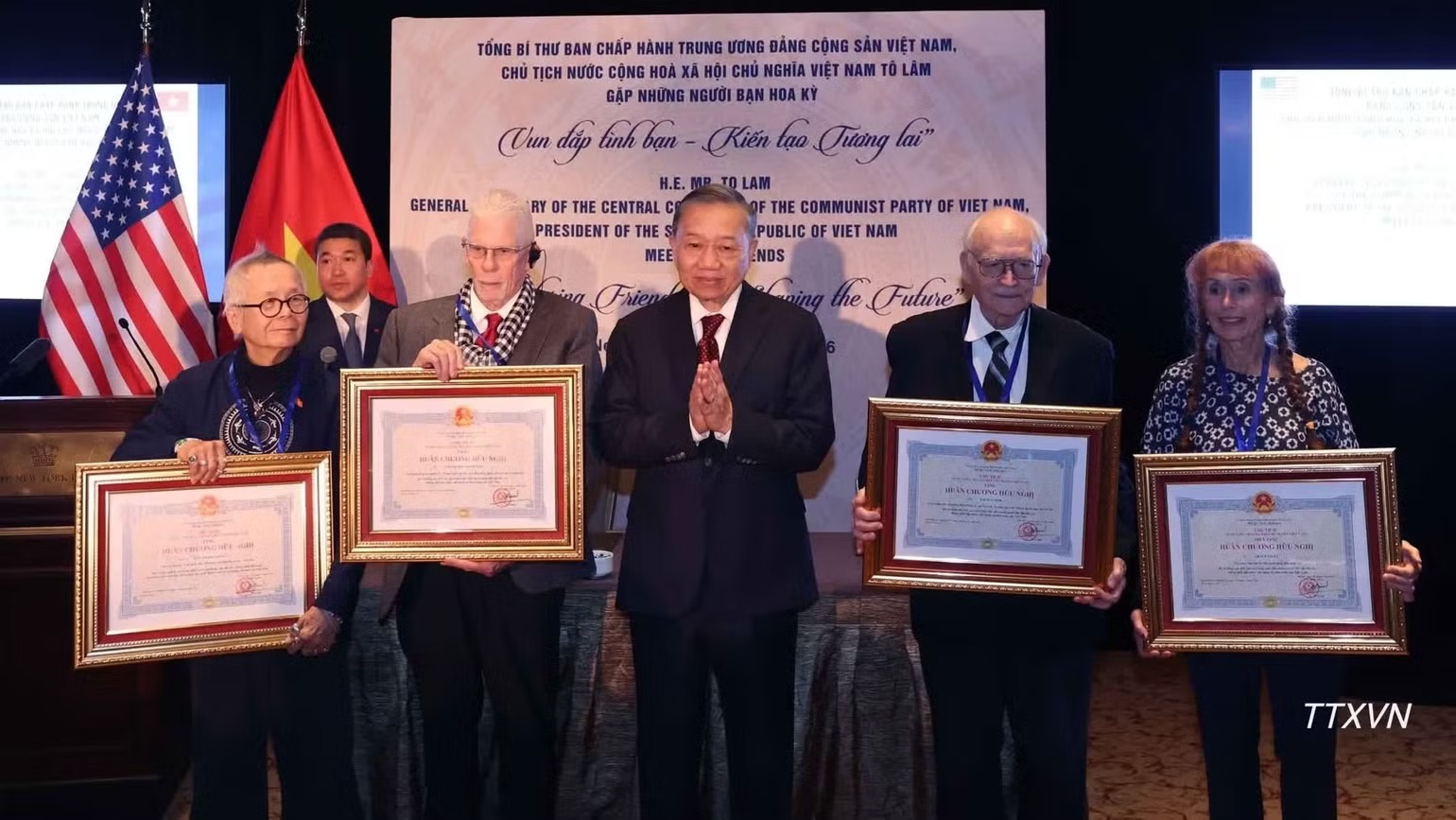 Tổng Bí thư, Chủ tịch nước Tô Lâm trao, truy tặng Huân chương Hữu nghị cho những người bạn Hoa Kỳ. (Ảnh: TTXVN) Tổng Bí thư, Chủ tịch nước Tô Lâm trao, truy tặng Huân chương Hữu nghị cho những người bạn Hoa Kỳ. (Ảnh: TTXVN)