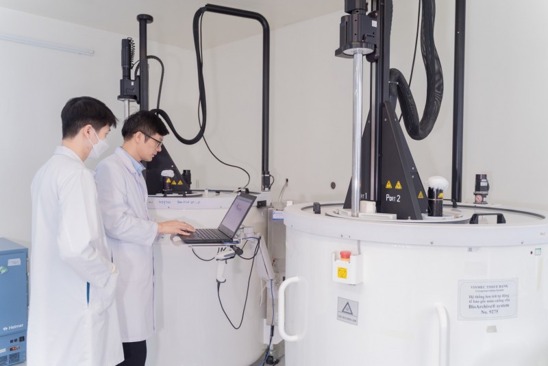 Ảnh 2: Hệ thống phòng sạch đạt chuẩn ISO 14644-1 và ngân hàng lưu trữ chuẩn quốc tế AABB tại Vinmec bảo toàn chất lượng mẫu tế bào qua nhiều thập kỷ. 
