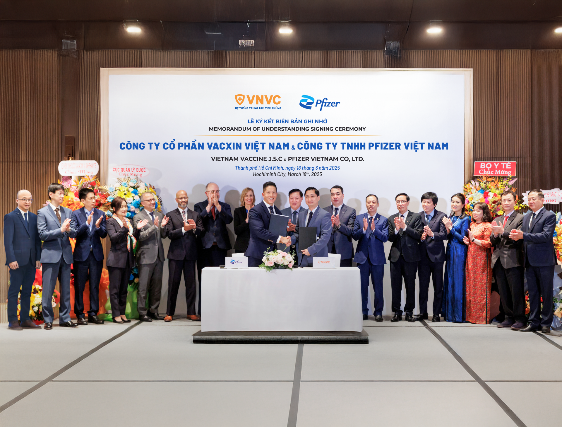 Công ty Vắc xin VNVC trao văn kiện hợp tác cùng Tập đoàn Dược phẩm hàng đầu thế giới Pfizer, nâng cao năng lực ứng phó y tế cho Việt Nam Công ty Vắc xin VNVC trao văn kiện hợp tác cùng Tập đoàn Dược phẩm hàng đầu thế giới Pfizer, nâng cao năng lực ứng phó y tế cho Việt Nam