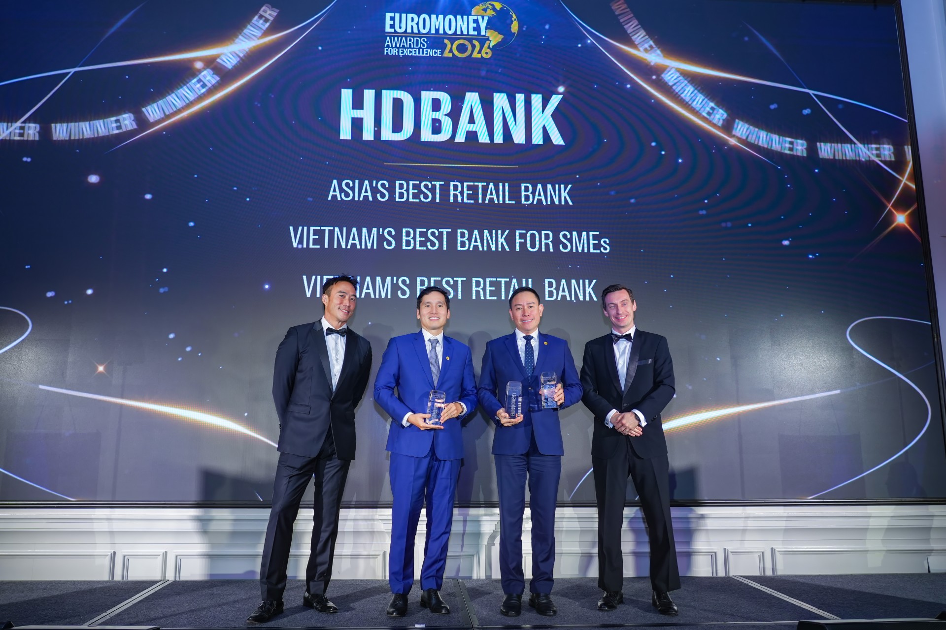 Danh hiệu “Ngân hàng Bán lẻ tốt nhất châu Á” lần đầu tiên được trao cho một ngân hàng Việt Nam Danh hiệu “Ngân hàng Bán lẻ tốt nhất châu Á” lần đầu tiên được trao cho một ngân hàng Việt Nam