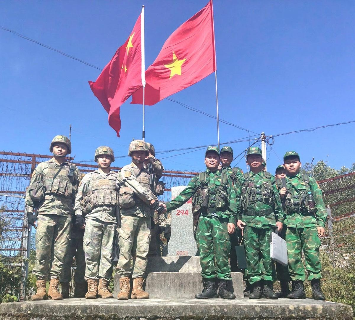 越中边防力量联合巡逻维护边境安全稳定