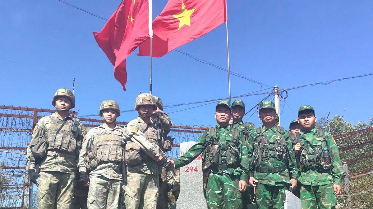越中边防力量联合巡逻维护边境安全稳定