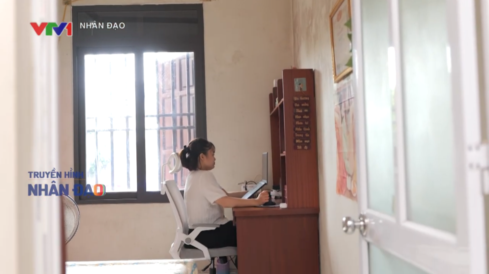 The computer—a tool that opened up a new world for Ánh. The computer—a tool that opened up a new world for Ánh.