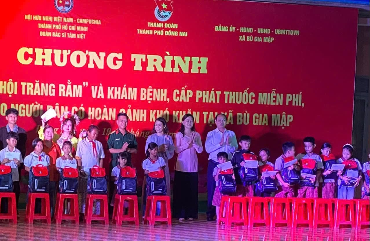 Hội Hữu nghị Việt Nam - Campuchia TP.HCM tổ chức trung thu, tặng nhà đại đoàn kết cho người dân Đồng Nai Hội Hữu nghị Việt Nam - Campuchia TP.HCM tổ chức trung thu, tặng nhà đại đoàn kết cho người dân Đồng Nai