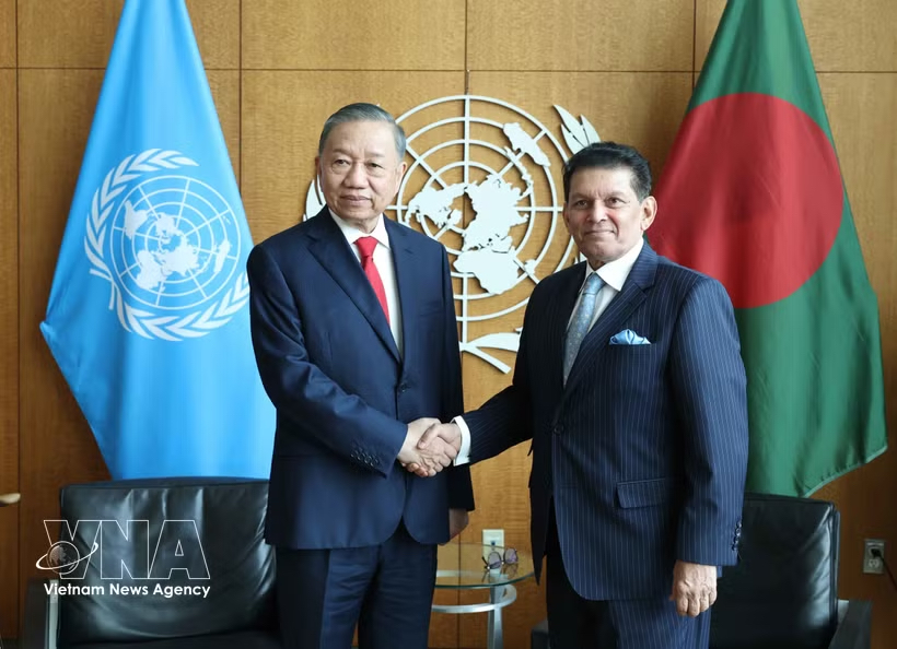General Secretary of the Communist Party of Vietnam Central Committee and President To Lam (L) meets President of the 81st session of the United Nations General Assembly (UNGA 81) Khalilur Rahman (Photo: VNA) General Secretary of the Communist Party of Vietnam Central Committee and President To Lam (L) meets President of the 81st session of the United Nations General Assembly (UNGA 81) Khalilur Rahman (Photo: VNA)