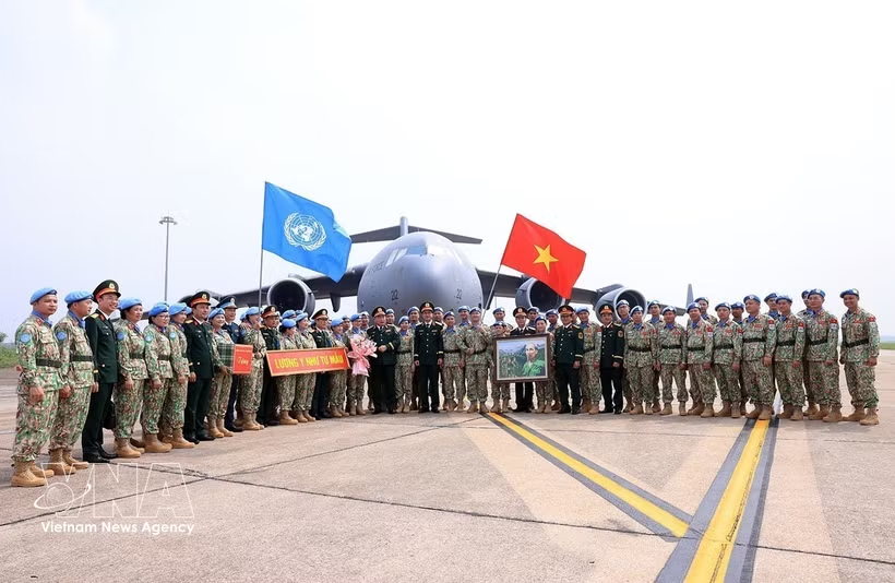 Sen. Lt. Gen. Le Quang Dao, Deputy Chief of the General Staff of the Vietnam People's Army, and leaders of relevant units pose for a group photo with personnel of Level-2 Field Hospital Rotation 8 before their departure for the UN mission South Sudan. (Photo: VNA) Sen. Lt. Gen. Le Quang Dao, Deputy Chief of the General Staff of the Vietnam People's Army, and leaders of relevant units pose for a group photo with personnel of Level-2 Field Hospital Rotation 8 before their departure for the UN mission South Sudan. (Photo: VNA)