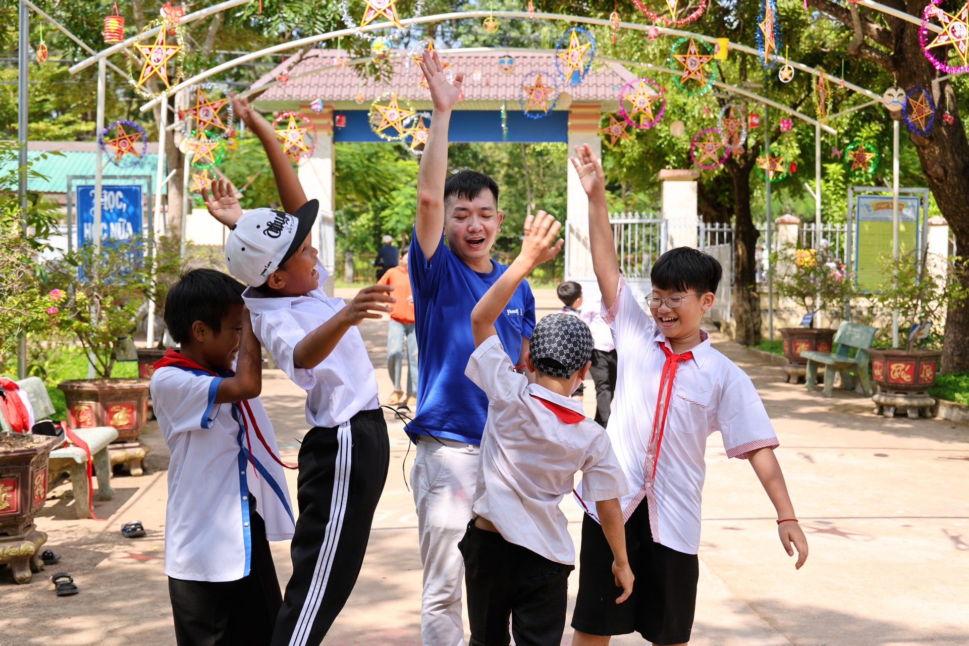 Cụm 1 (Nhờ báo chọn 1 hoặc tạo ảnh ghép): Các em nhỏ hào hứng tham gia trò chơi cùng nhân viên Vinamilk trong ngày hội trăng rằm (Ảnh: Nguyễn Hoàng). Cụm 1 (Nhờ báo chọn 1 hoặc tạo ảnh ghép): Các em nhỏ hào hứng tham gia trò chơi cùng nhân viên Vinamilk trong ngày hội trăng rằm (Ảnh: Nguyễn Hoàng).