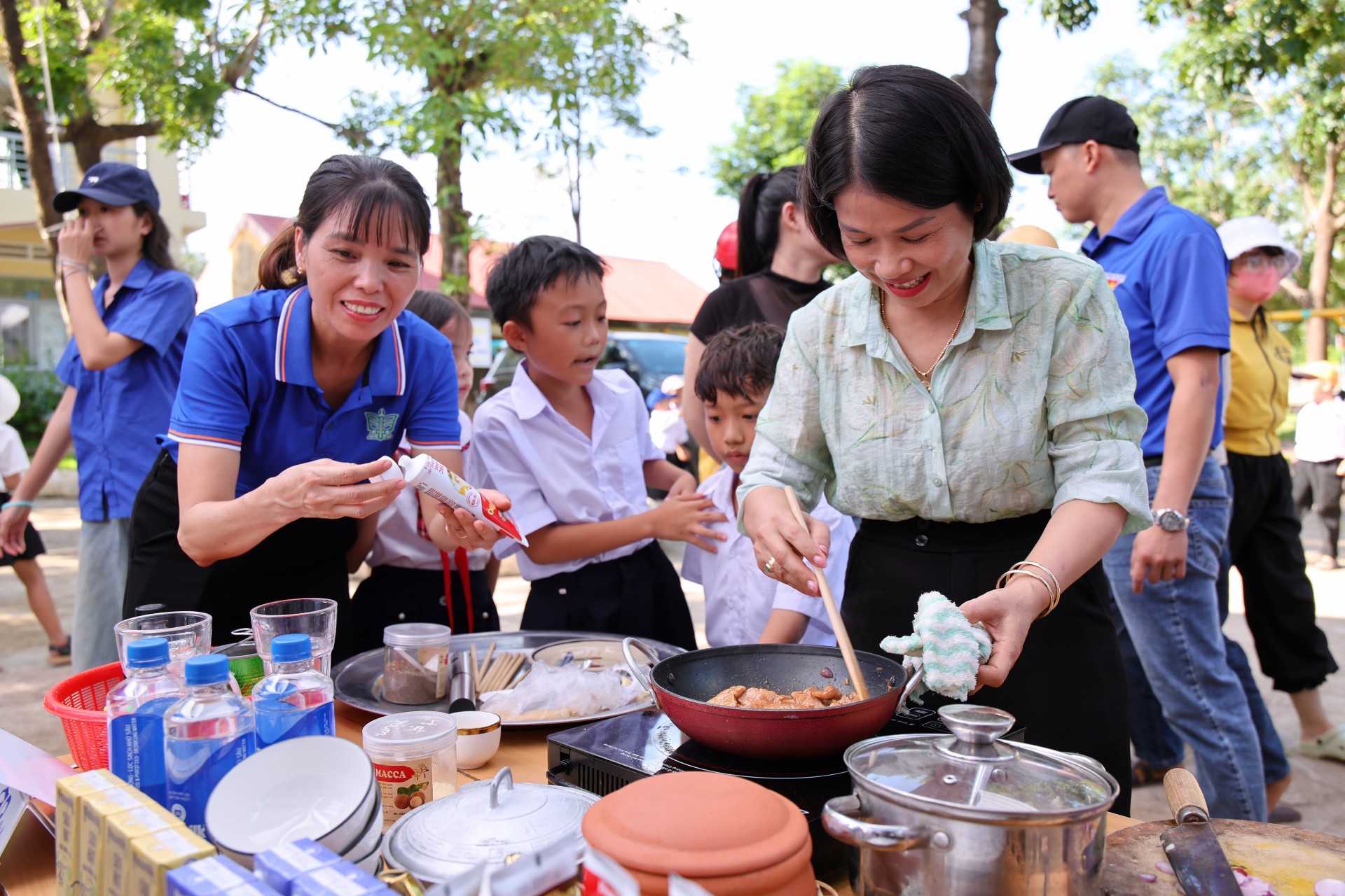 Cụm 1 (Nhờ báo chọn 1 hoặc tạo ảnh ghép): Các em nhỏ cùng thầy cô tham gia thiết kế đồ chơi và chuẩn bị mâm cỗ Trung thu tại ngày hội (Ảnh: Nguyễn Hoàng). Cụm 1 (Nhờ báo chọn 1 hoặc tạo ảnh ghép): Các em nhỏ cùng thầy cô tham gia thiết kế đồ chơi và chuẩn bị mâm cỗ Trung thu tại ngày hội (Ảnh: Nguyễn Hoàng).
