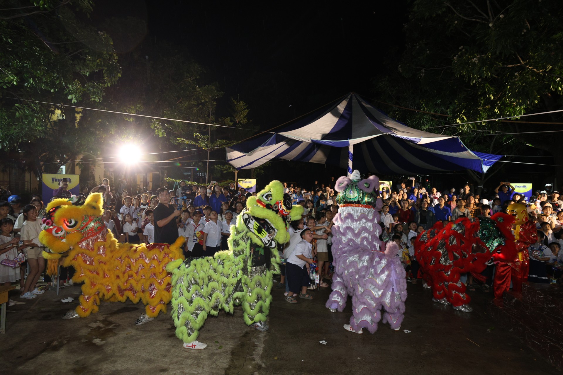 Cụm 2 (Nhờ báo chọn 1 hoặc tạo ảnh ghép): Không khí đêm hội thêm sôi động với các tiết mục văn nghệ, ảo thuật và giao lưu ca hát (Ảnh: Nguyễn Hoàng). Cụm 2 (Nhờ báo chọn 1 hoặc tạo ảnh ghép): Không khí đêm hội thêm sôi động với các tiết mục văn nghệ, ảo thuật và giao lưu ca hát (Ảnh: Nguyễn Hoàng).